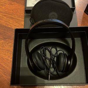 Beats SoloHD On-Ear Black Monochromatic wired headphones